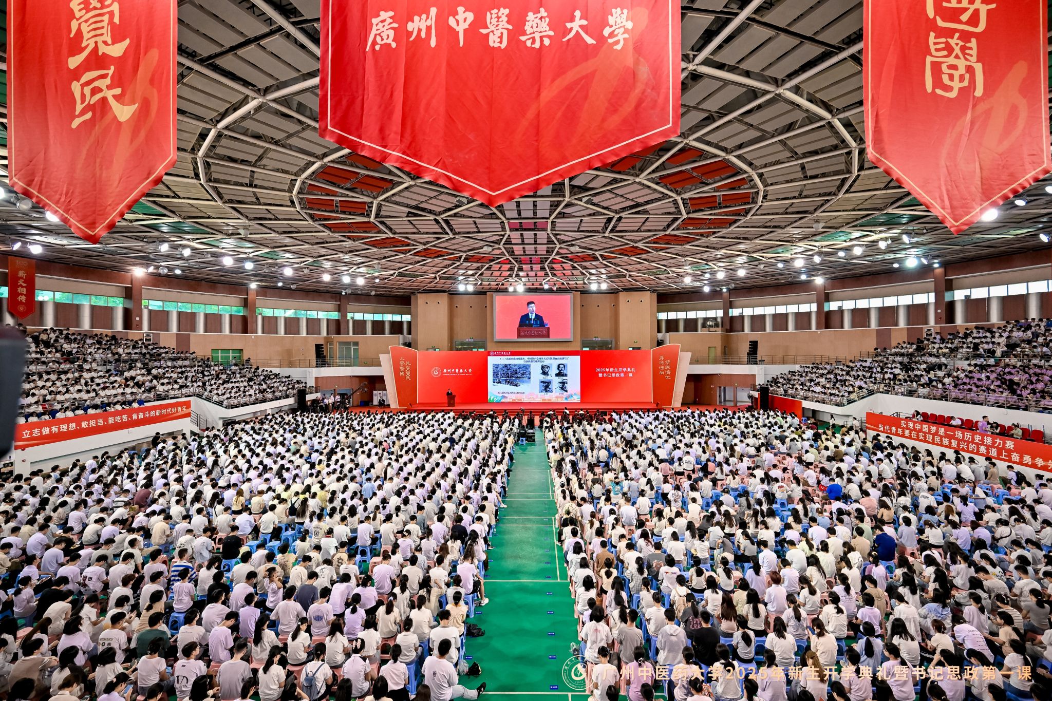 铭记抗战历史 传承岐黄薪火！开云kaiyun官方网站党委书记陈文锋为2025级新生讲授“思政第一课”