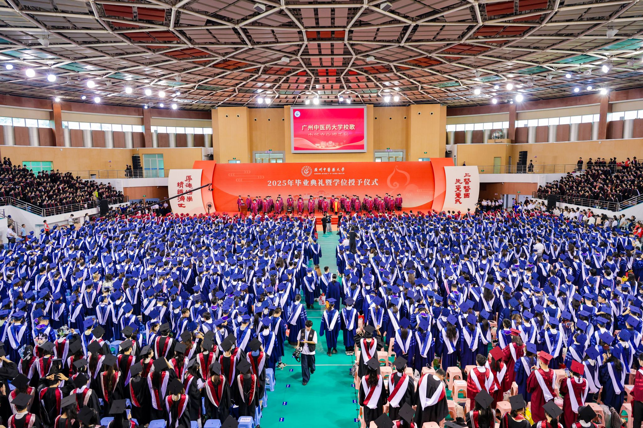 开云kaiyun官方网站2025年毕业典礼暨学位授予仪式隆重举行 新百年首届毕业生扬帆起航