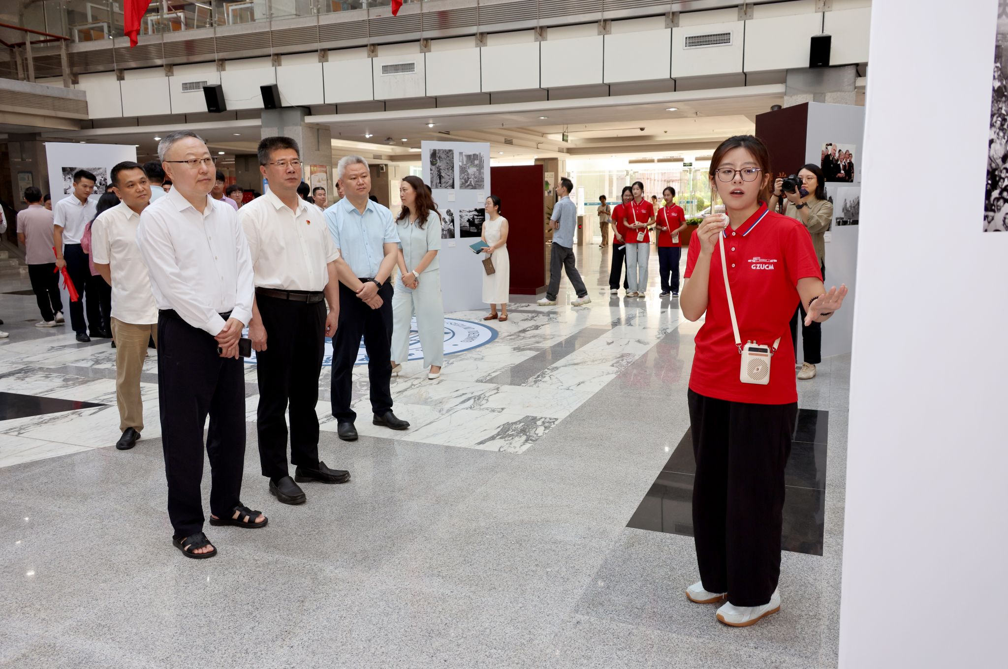 “国社之镜·世纪光影之人民必胜”图片展开云kaiyun官方网站分展暨新华社进校园活动举行