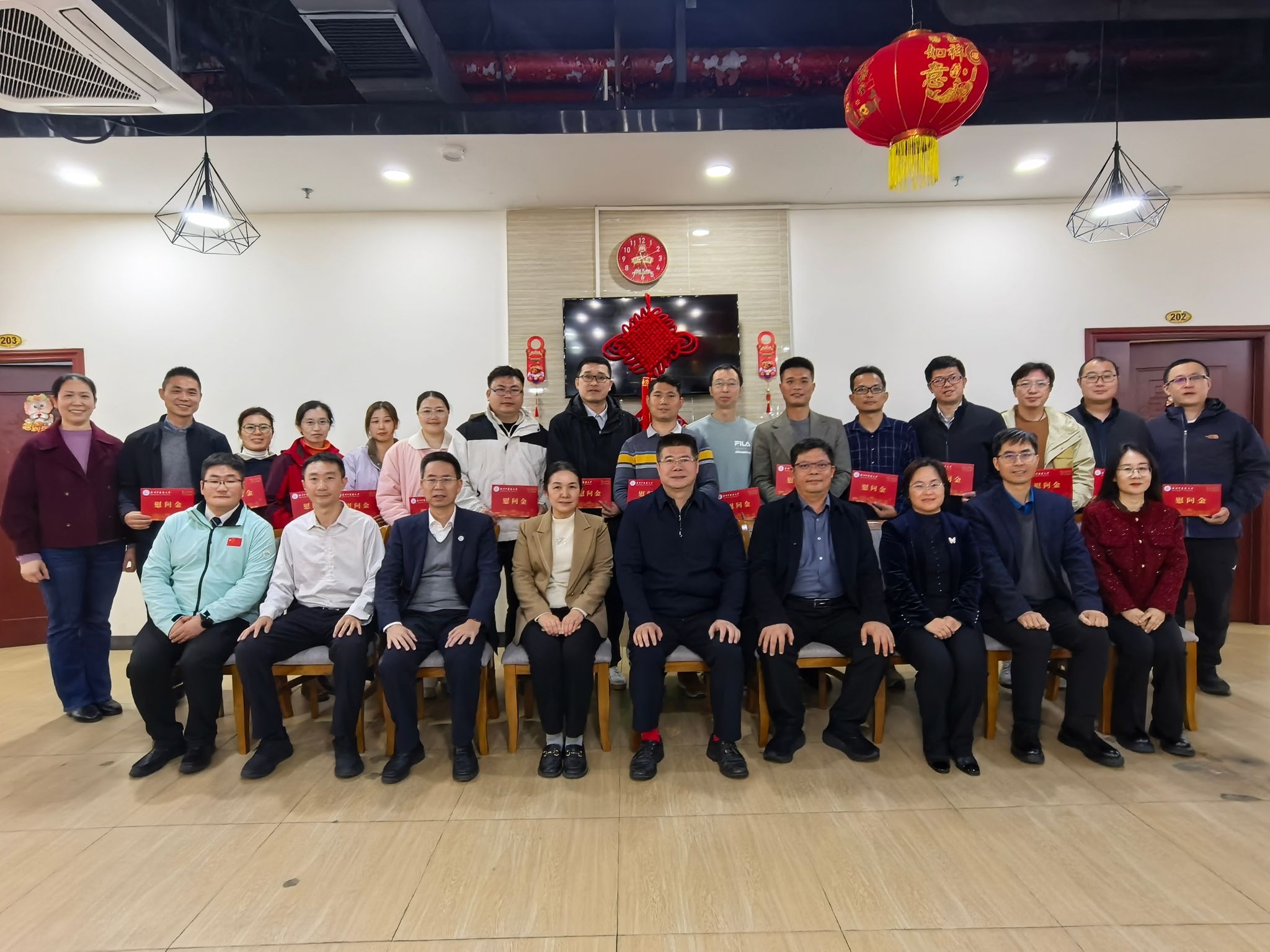 陈文锋慰问学校外派帮扶干部代表