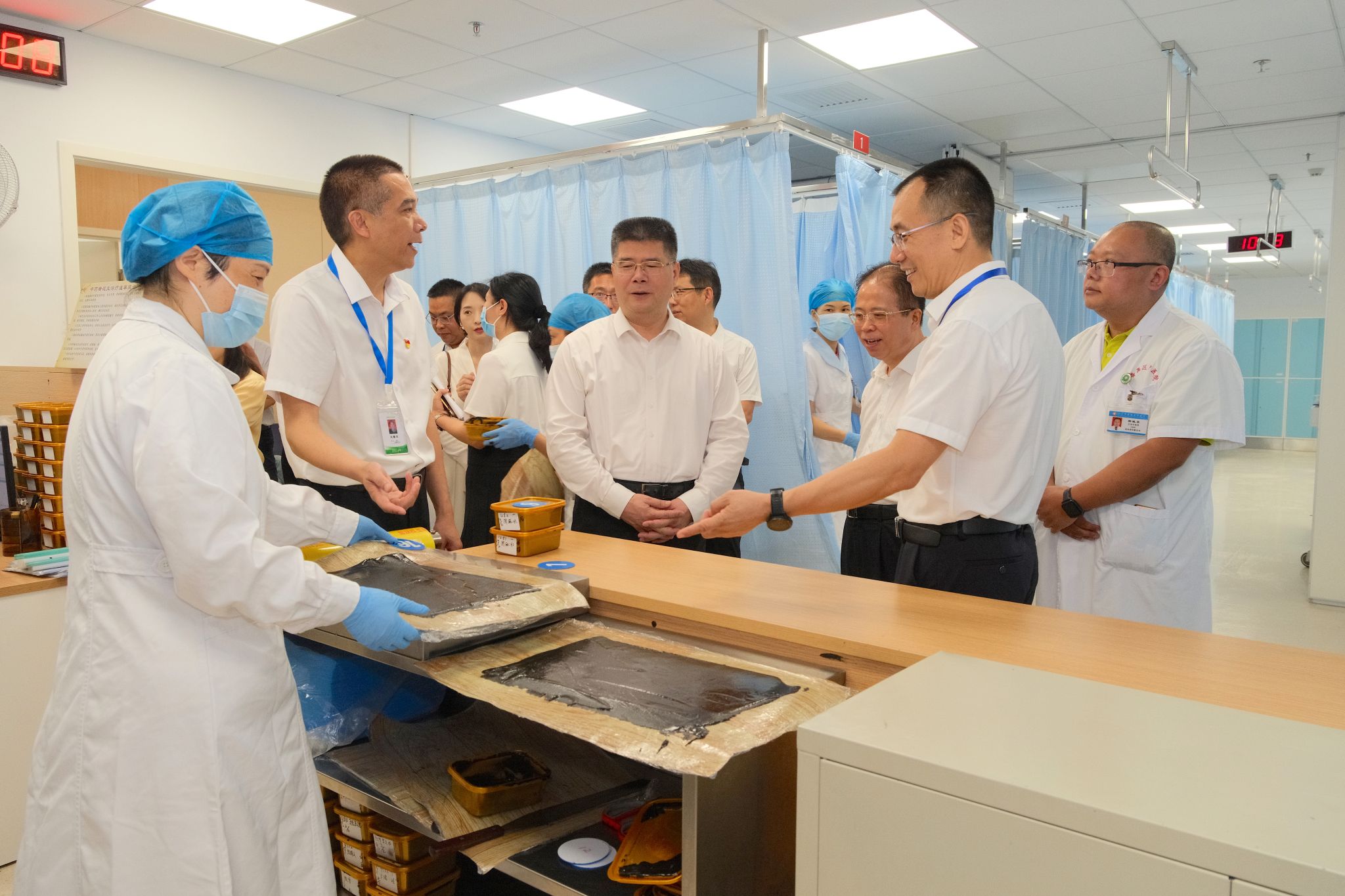 开云kaiyun官方网站与番禺区共商校政合作共建番禺区中医院
