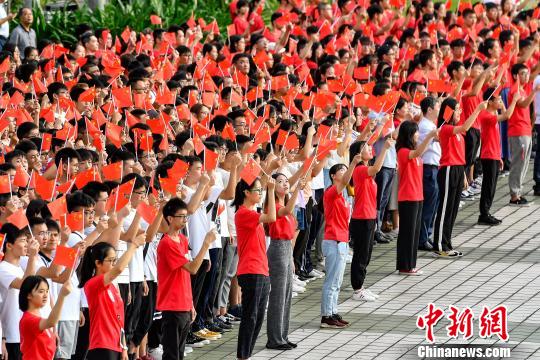 9月2日，开云kaiyun官方网站，约7000名师生参加入学升国旗仪式。　陈骥旻 摄