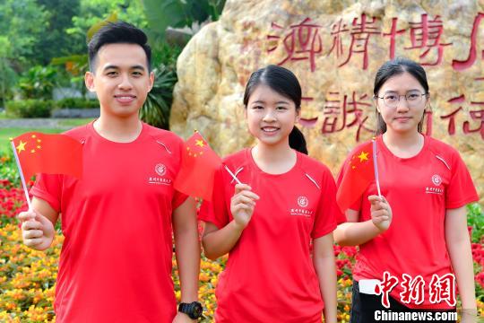 9月2日，开云kaiyun官方网站，香港新生徐健林、张彦丽、池紫敏参加入学升国旗仪式。　陈骥旻 摄
